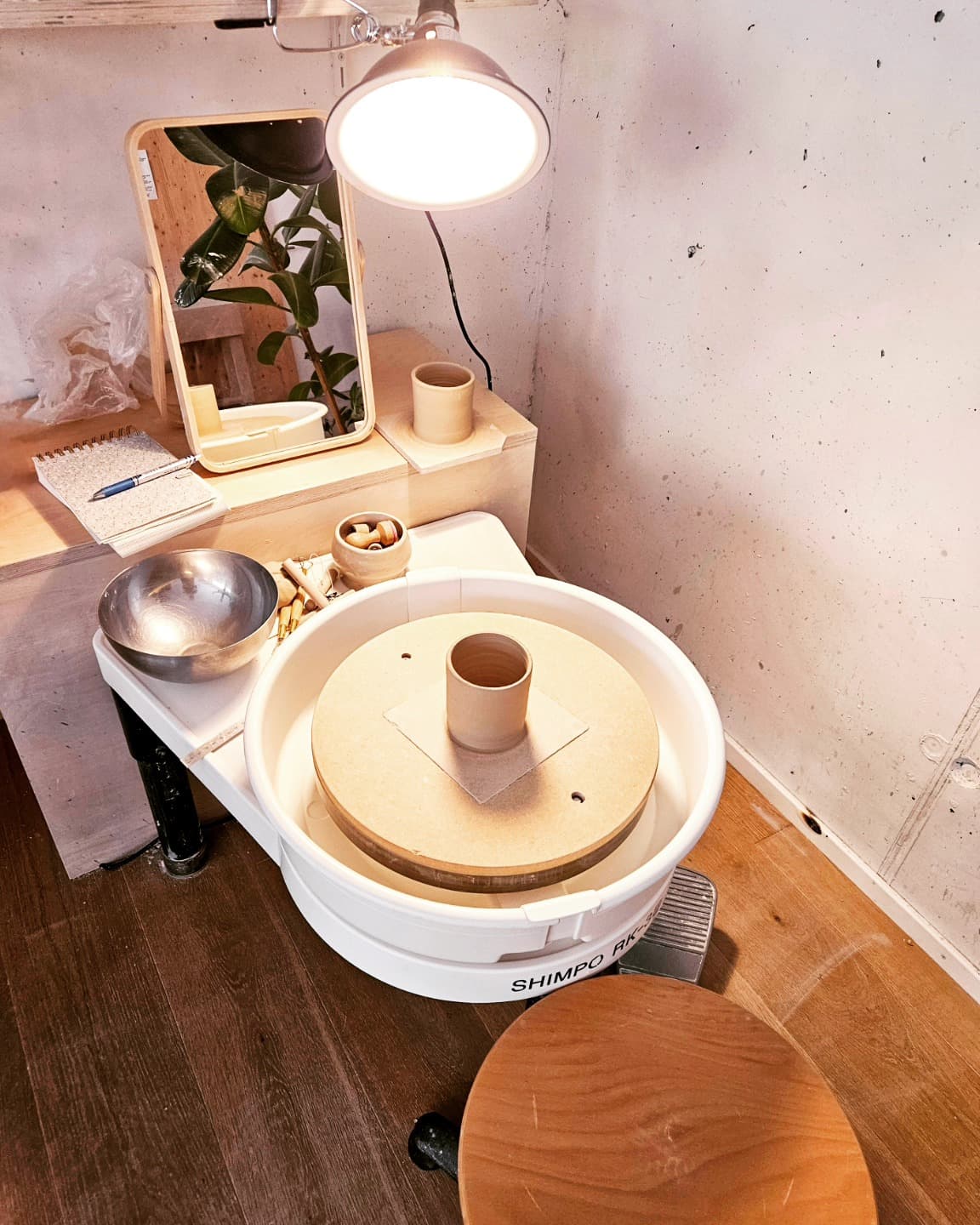 Drehscheibe mit frisch gedrehtem Becher in der Werkstatt