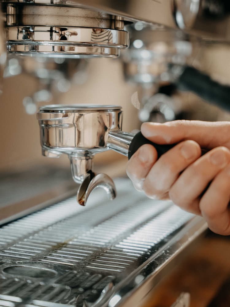 Siebträger an der Espressomaschine im Kafi